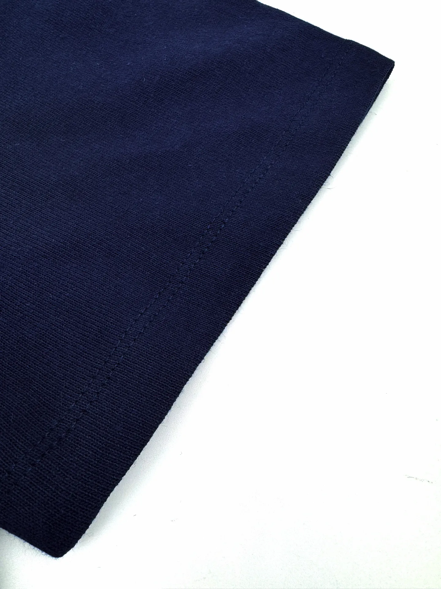 P190 Ralph Lauren logo embroidered short sleeves. Customized cotton and linen soft plain fabric. It feels delicate and comfortable against the skin. A touch of midnight navy blue is the main color. Exquisite white pony logo is embellished. Fully recognizable. With a breath of freedom and vitality. A symphony of pure and smart colors. It outlines a high-end silhouette with extreme simplicity. Becoming the smart focus of the vision. Showing taste in silence. Process 1: Using imported machine embroidery technology using advanced computer control systems and precise mechanical components. Realize the iconic pony embroidery operation with high precision and smooth and delicate lines. Process 2: The fabrics are washed and have a better hand feel. Not easy to deform, not easy to shrink, not easy to fade, and maintain long-term beauty. Accessories: Customized 1:1 Ralph Lauren trademark. Version: Fitted version. Size: S M L XL. Style number: CC933.